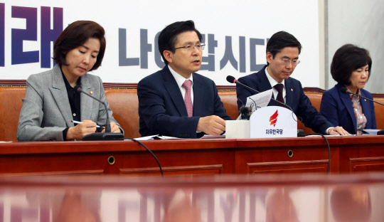 모두발언하는 황교안자유한국당 황교안 대표(왼쪽 두번째)가 18일 여의도 국회에서 열린 최고위원회의에서 모두발언을 하고 있다. 맨 왼쪽은 나경원 원내대표.   연합뉴스